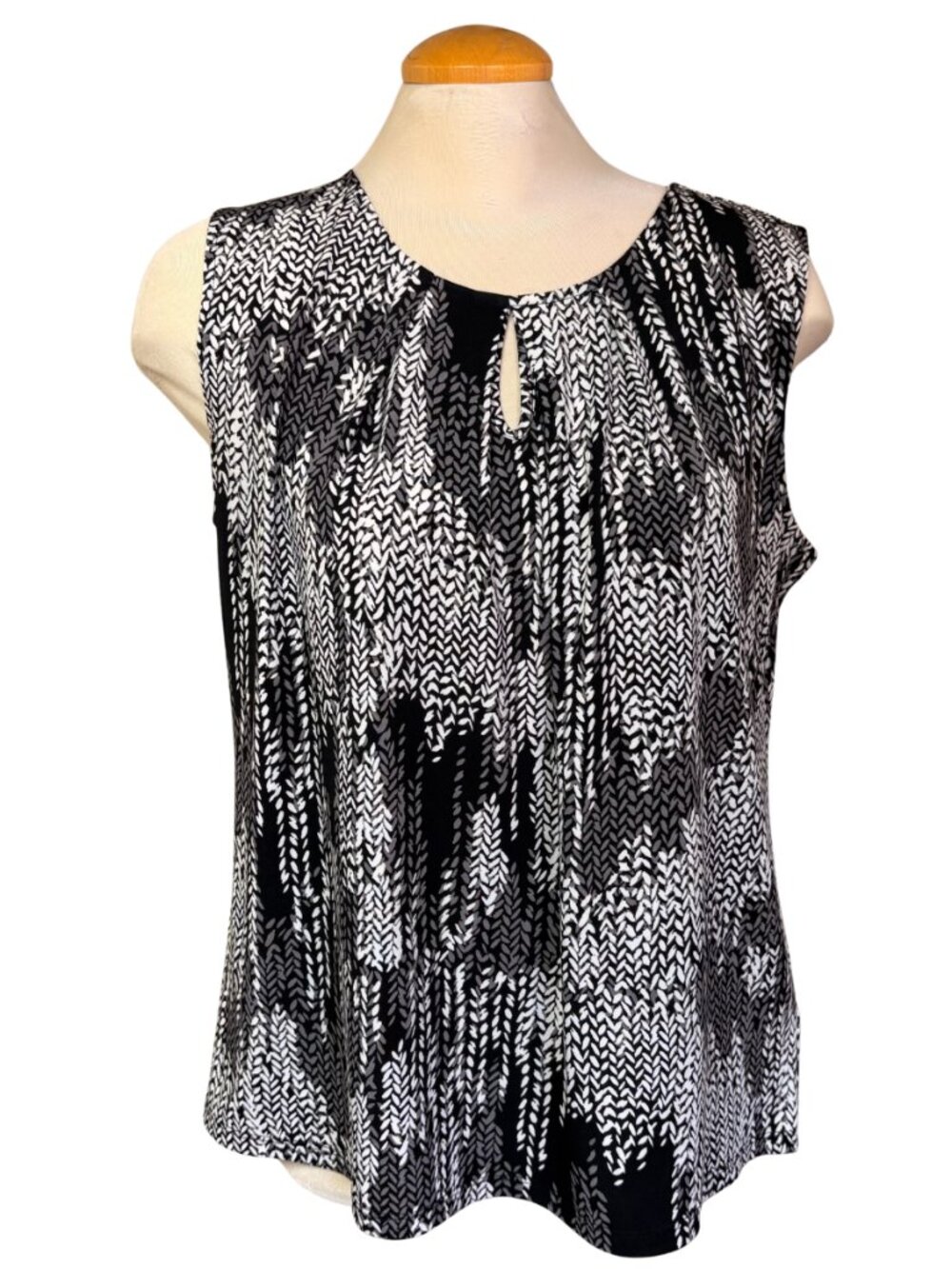 Jones Studio Black & White Sleeveless Keyhole Cami